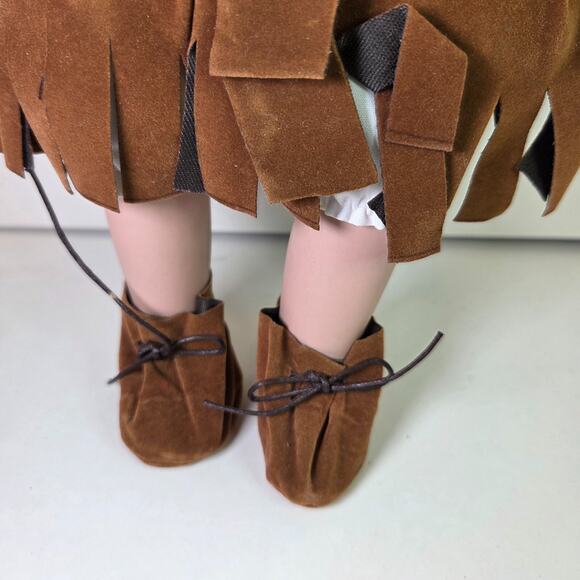 Vintage 16" Native American Style Doll Hard Plastic Taiwan w/ Moccasins & Shawl - Picture 7 of 13